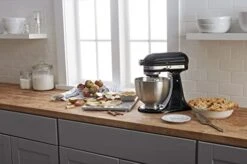 KitchenAid Classic Series Stand Mixer, 4.5 Q, Onyx Black -Wilton Shop 411xSI8j32L
