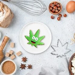 EEKLEAF Large Cookie Cutters DIY Accessories Stainless Steel Cookie Press, Pancake Mold, Mini Cookies Stamps, Brownie Cutter, Gifts For Men & Women (Set Of 3 PCS - Leaf Shape) -Wilton Shop 51U7QJyyRFL