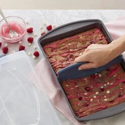 Wilton Perfect Results Non-Stick Oblong Cake Pan With Lid And Cutter, 3-Piece Set & Perfect Results Premium Non-Stick Bakeware Cookie Baking Sheets Set, 2-Piece, Steel -Wilton Shop 51puP38iqnL