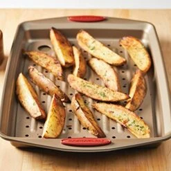 Cucina Nonstick Bakeware Set With Grips, Nonstick Cookie Sheet / Baking Sheet With Crisper Pan - 2 Piece, Latte Brown With Cranberry Red Handle Grips -Wilton Shop 51rOgFSoBDS